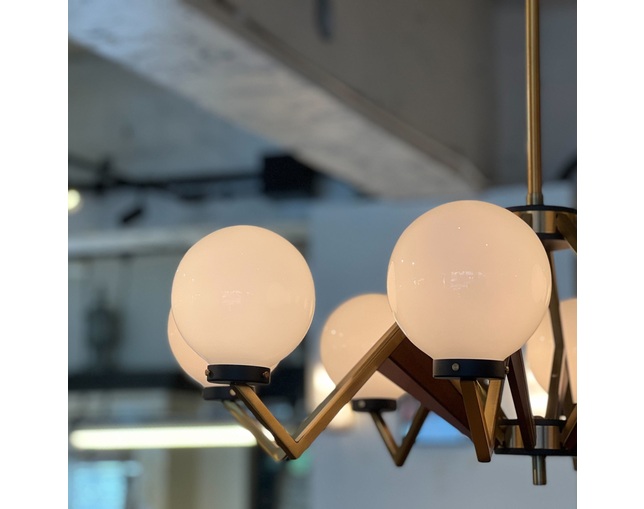 COMPLEX UNIVERSAL FURNITURE SUPPLY 1950’S Milk Glass Ball Eight Arm Chandelierの写真