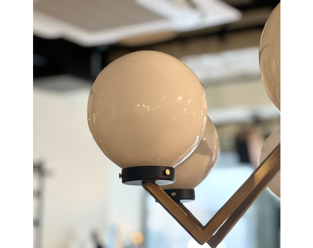 COMPLEX UNIVERSAL FURNITURE SUPPLY 1950’S Milk Glass Ball Eight Arm Chandelierの写真