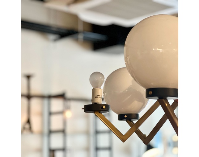 COMPLEX UNIVERSAL FURNITURE SUPPLY 1950’S Milk Glass Ball Eight Arm Chandelierの写真