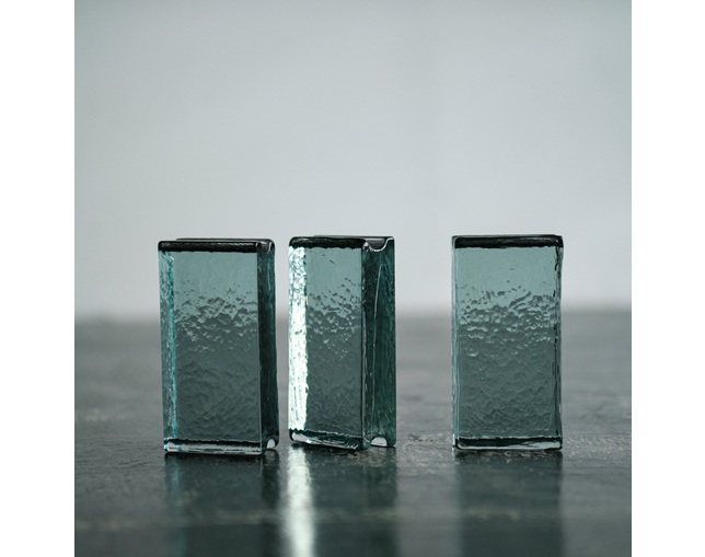 COMPLEX UNIVERSAL FURNITURE SUPPLY CRT recycled glassの写真