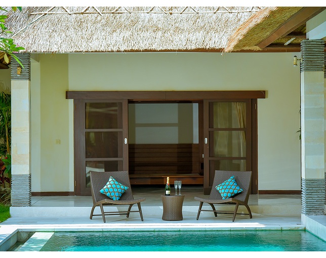 TUBAN Synthetic Rattan Round Side Tableの写真