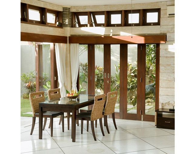 MITRA Water Hyacinth Dining Table with Glassの写真