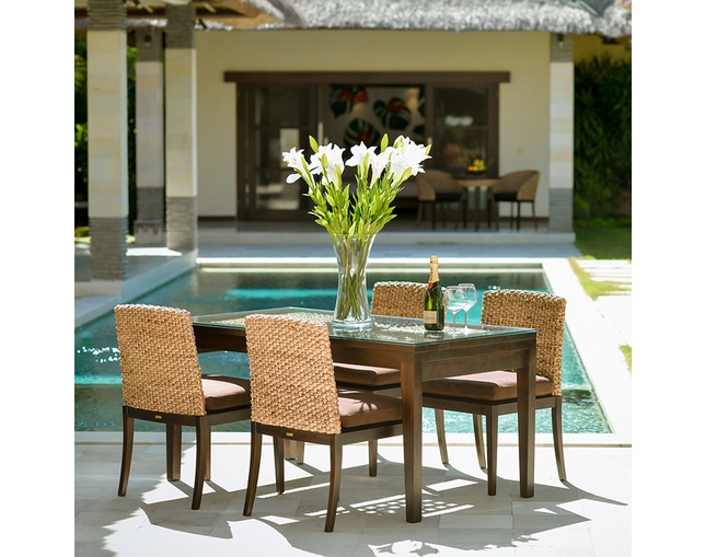MITRA Water Hyacinth Dining Table with Glass & Carving Woodの写真