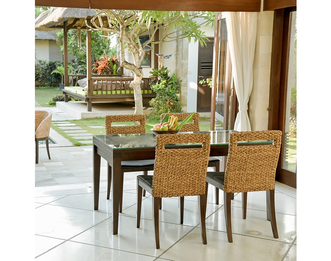 MITRA Water Hyacinth Dining Table with Glass & Carving Woodの写真