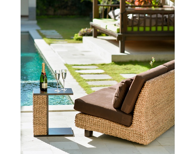 MITRA Water Hyacinth Sofa Tableの写真