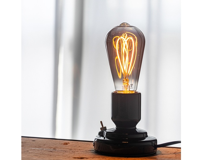 gram eight カーブ　エジソン　LEDデコレーション電球　E26の写真