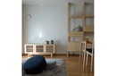 木の家具とラグの部屋の写真