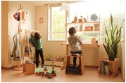 緑と、木の家具の子供部屋の写真
