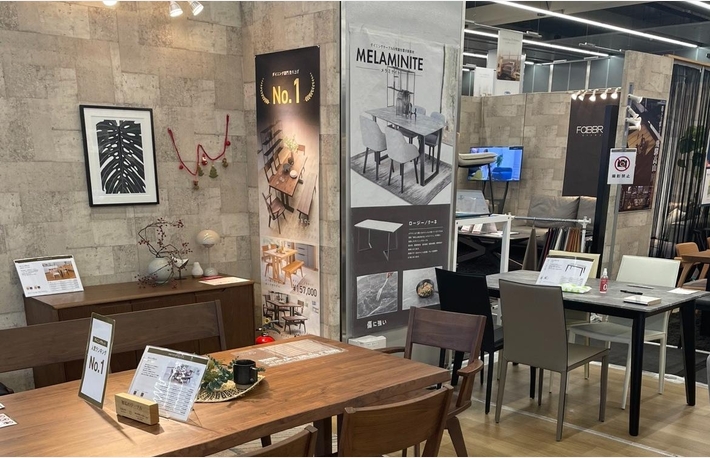 週末セール天板がタイルの素敵な輸入ダイニングテーブル